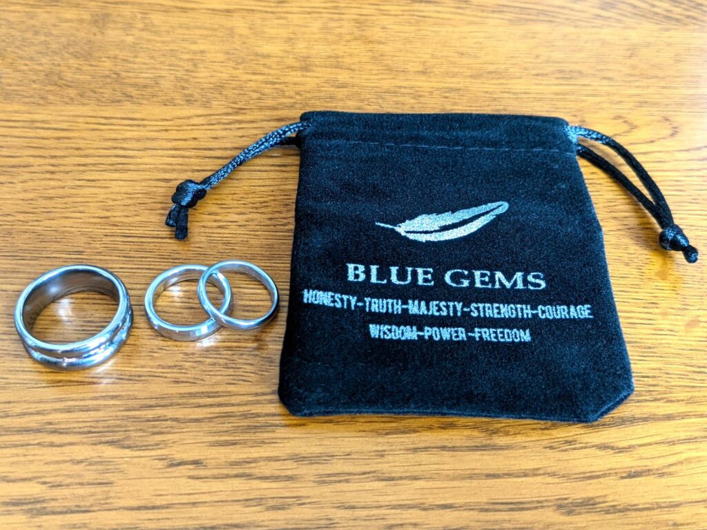 BLUE GEMSで購入したリングと付属ポーチ